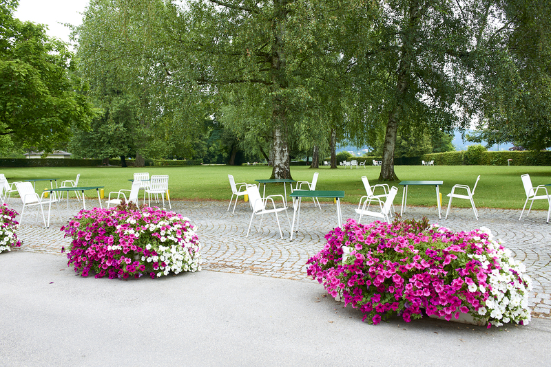 Hotelpark mit sommerliche Blumen, Tische und Stühle