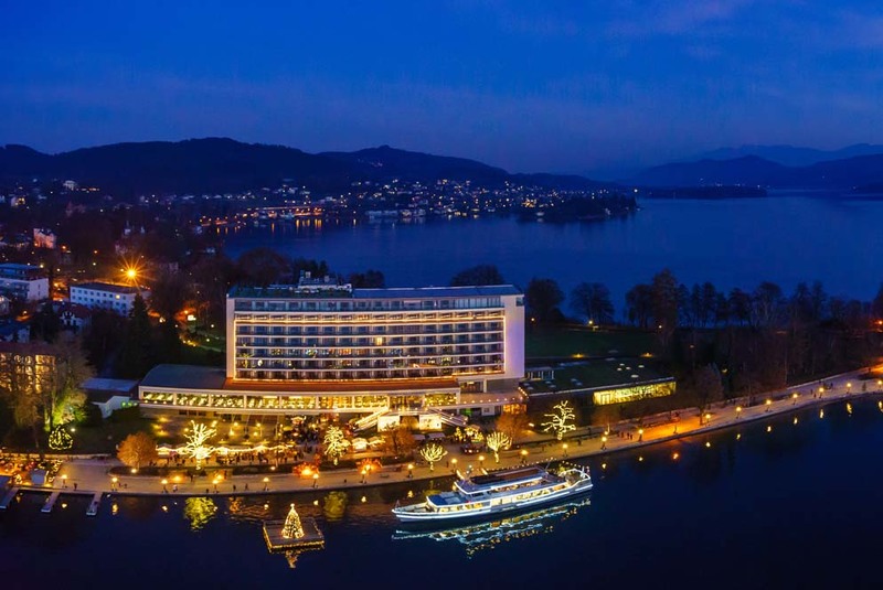 Hotel von aussen im weihnachtlicher Stimmung