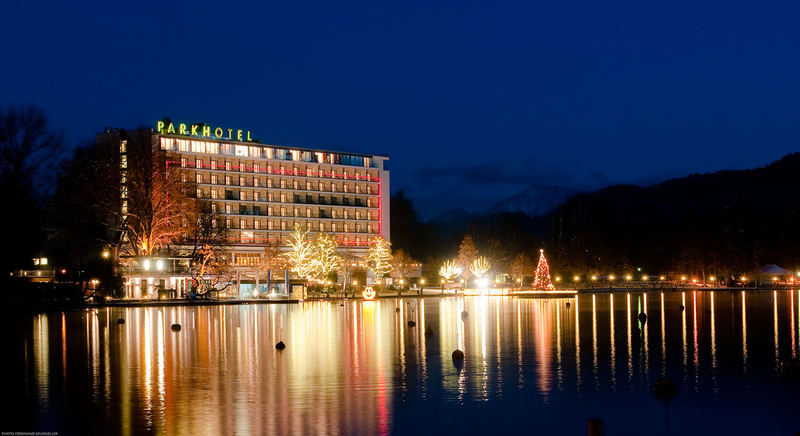 Parkhotel hell beleuchtet zu Silvester