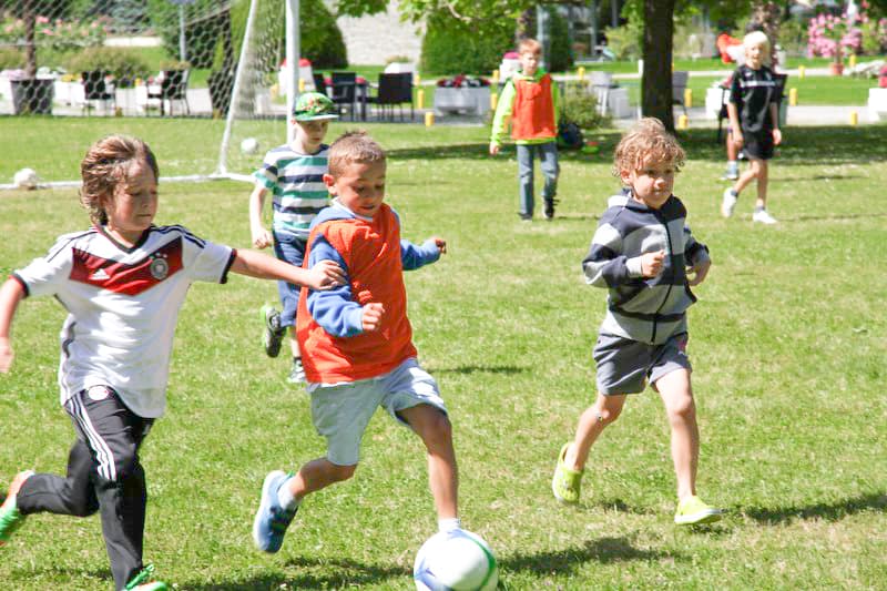 Kinder spielen Fußball