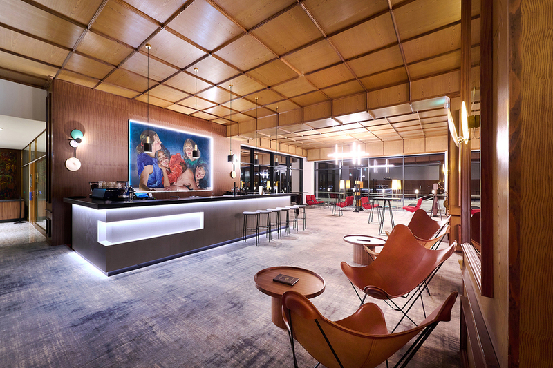 Hotelbar mit Sitzgelegenheit im authentischen 60er Jahre Stil 