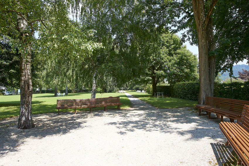 Hotelpark mit Bänken im Parkhotel Pörtschach