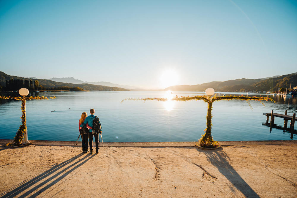 Ehepaar steht auf der Promenade beim Woerthersee