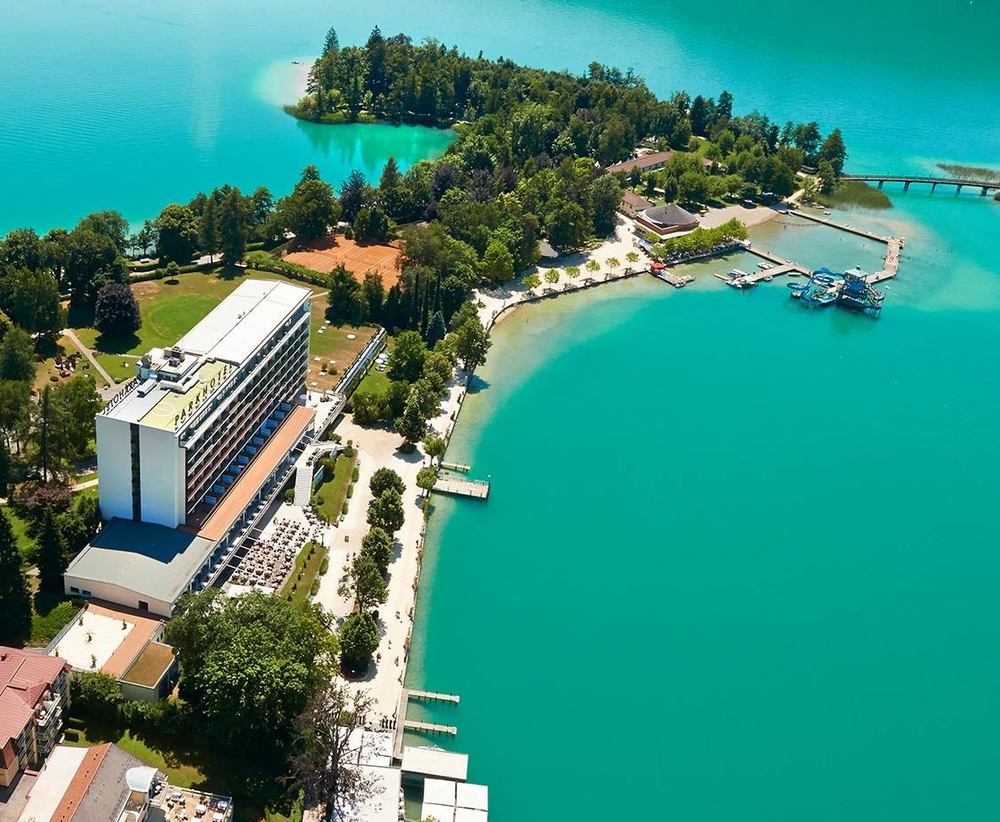 Parkhotel Pörtschach mit Blick auf den See