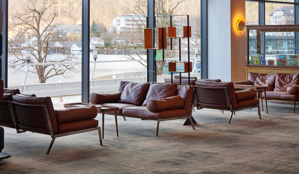 braune Couches in der Hotellobby Parkhotel Pörtschach mit Sicht auf den Wörthersee