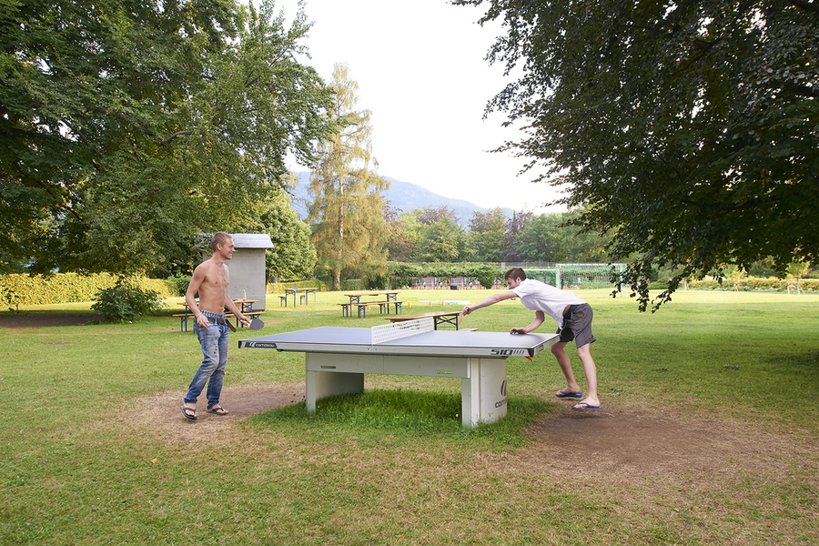 2 Männer spielen Tischtennis im Hotelpark des Parkhotel Pörtschach