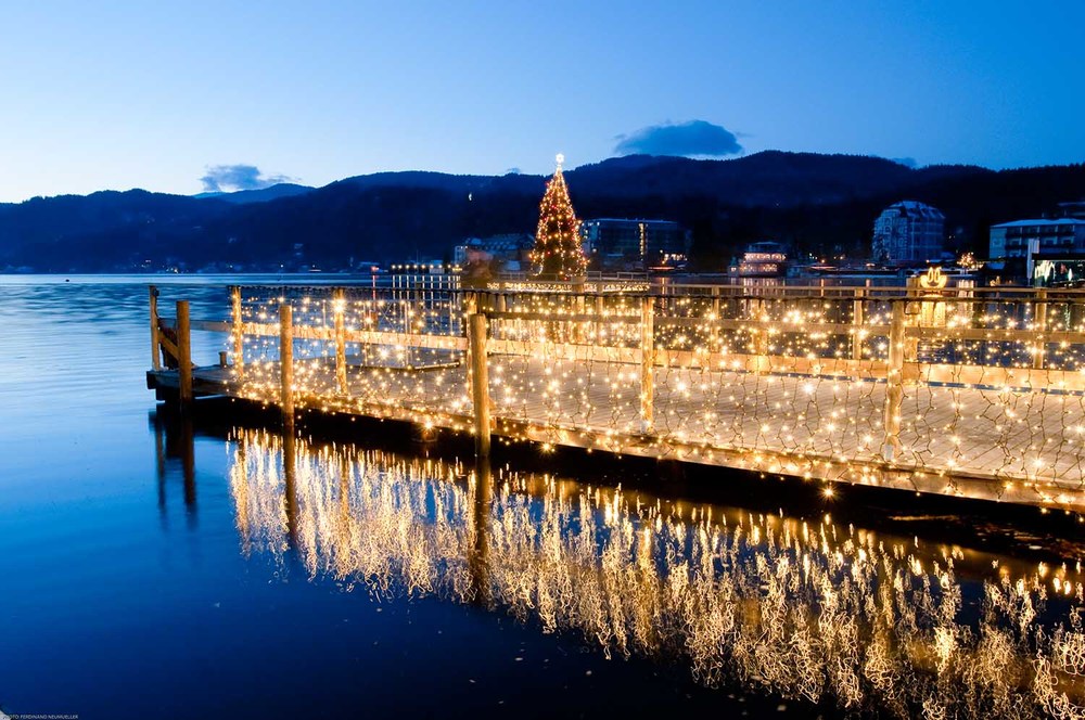 Woerthersee mit Steg und Christbaum