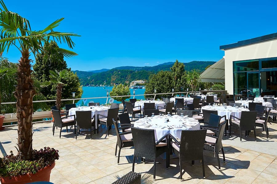 Hotellobby & Seeterrasse mit Blick auf den Wörthersee