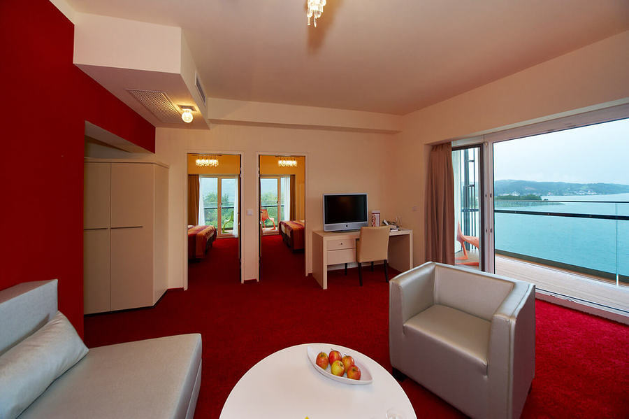 Familiensuite mit Wohnzimmer und Woertherseeblick