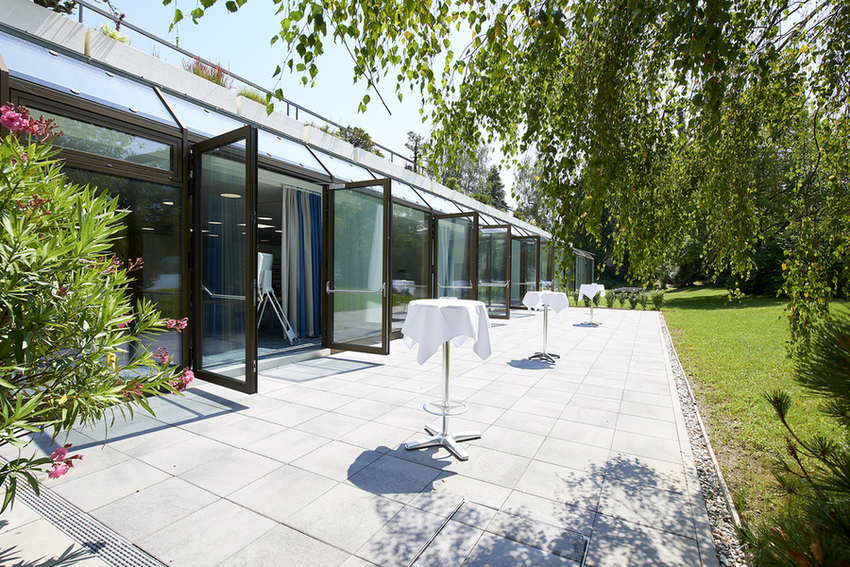 Terrasse eines Seminarraum im Parkhotel Pörtschach mit gedeckten Stehtische