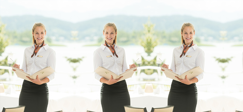 Mitarbeiterin vom Parkhotel Poertschach mit Buch und Stift 