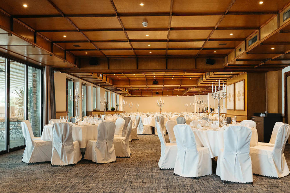weiß gedeckte Tische und Stühle im Palmenrestaurant des Parkhotel Pörtschach