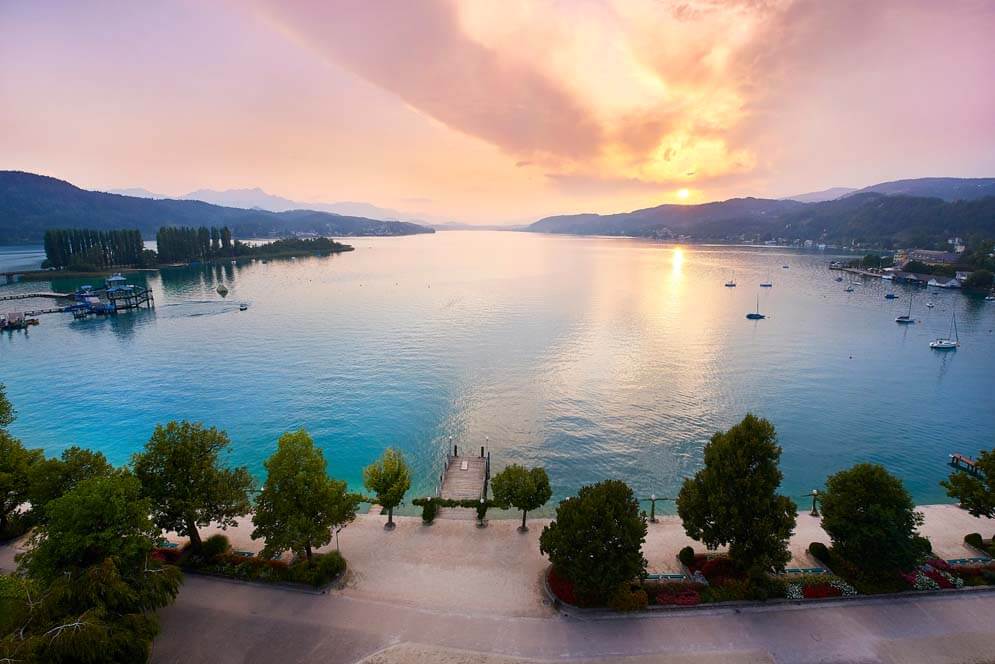 Sonnenuntergang ueber den Woerthersee vom Parkhotel Poertschach aus