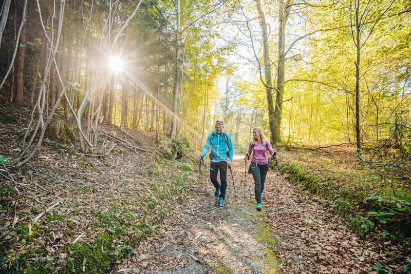 Mann und Frau gehen im Wlad spazieren