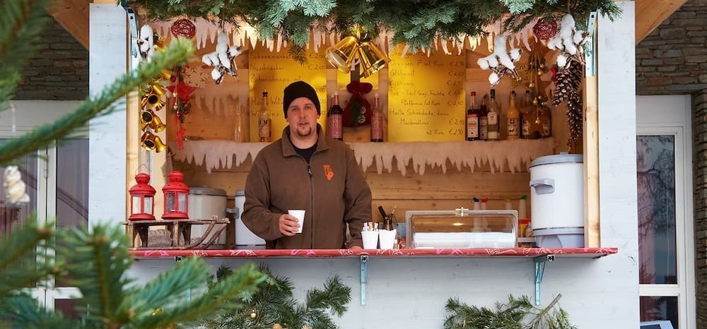 Mann steht in einer Adventhütte auf der Seeterrasse im Parkhotel Pörtschach