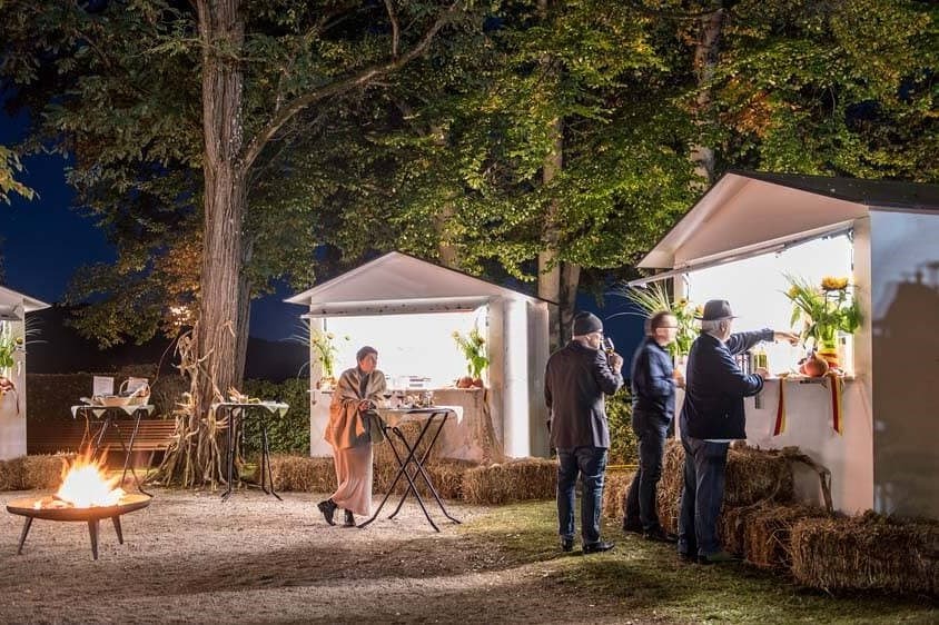 Gäste bei einer Feier im Hüttendorf im Parkhotel Pörtschach