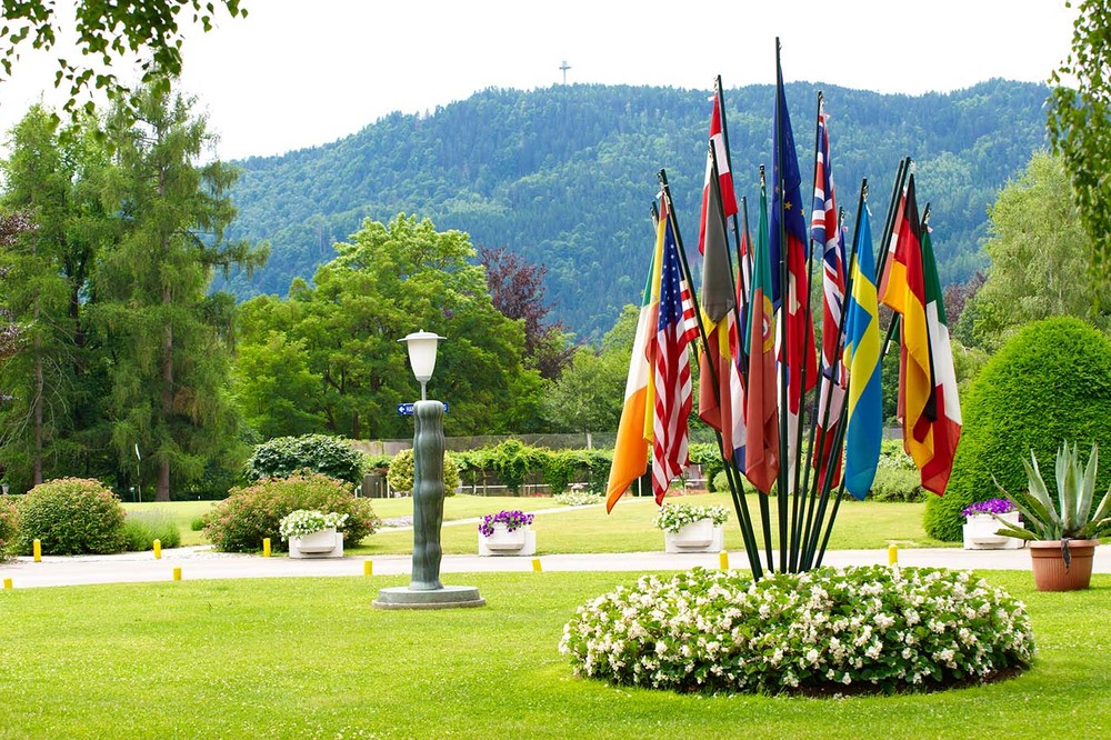 Fahnen im Hotelpark des Parkhotel Pörtschach