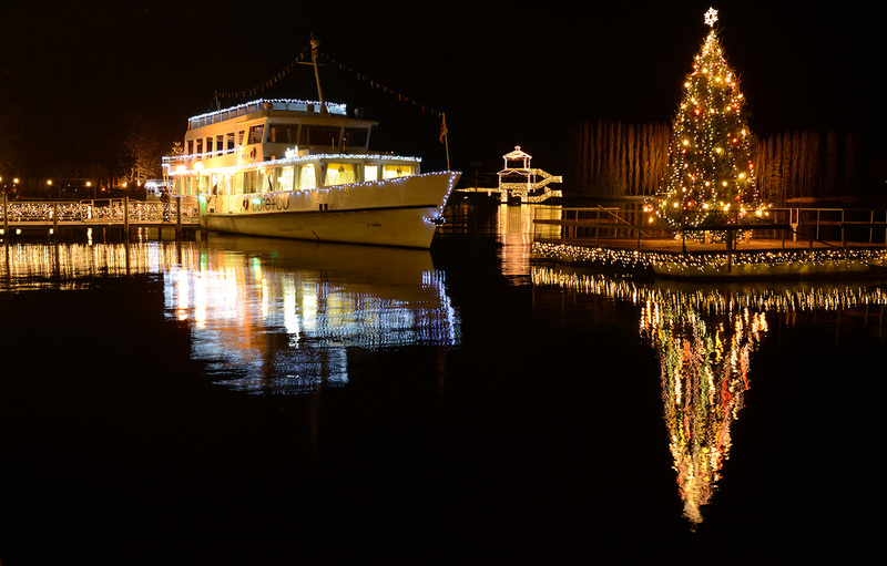 Schiff mit Christbaum am Woerthersee