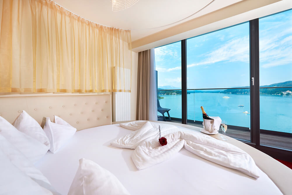 Paradise Suite mit Blick auf den Woerthersee