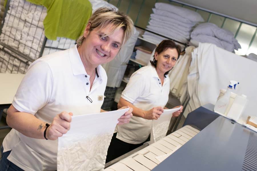 2 Mitarbeiter des Housekeeping