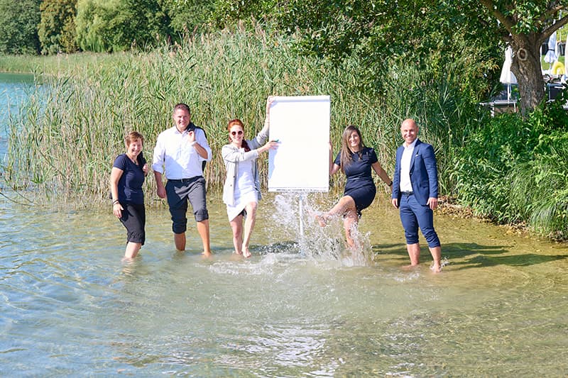 Workshop-Teilnehmer knöcheltief im Wörthersee