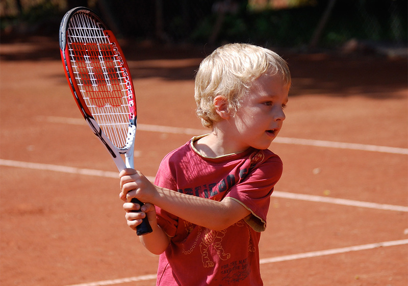 Kind spielt Tennis