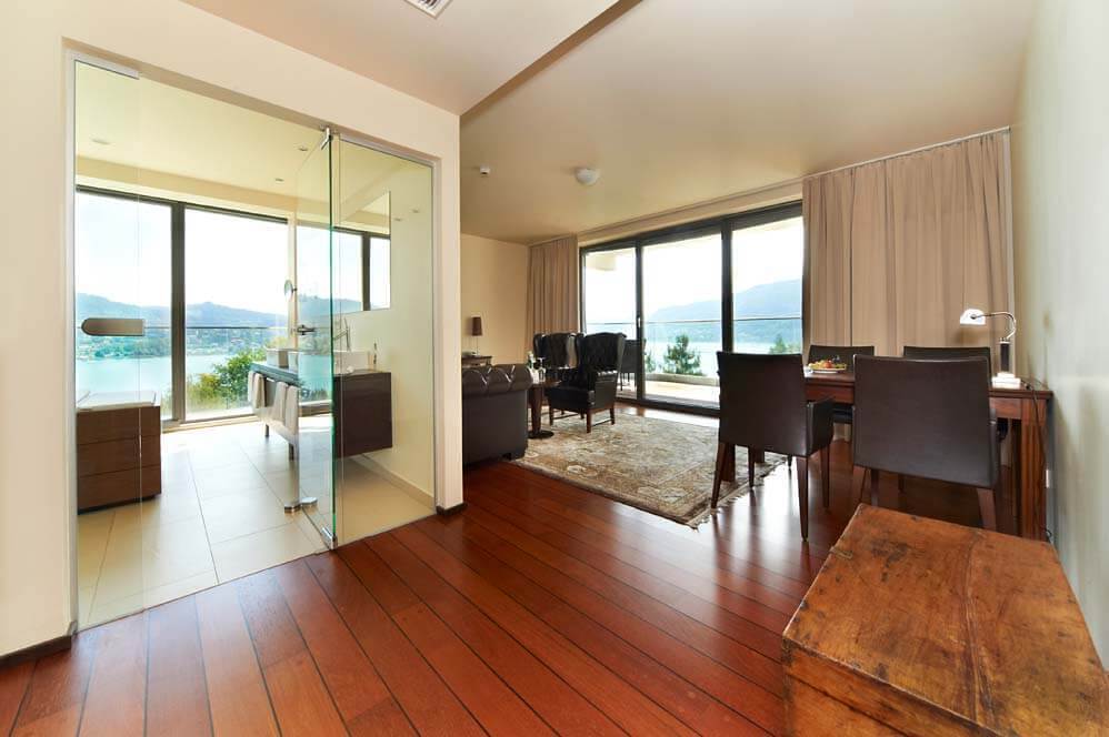 Braune Suite mit Blick auf den Woerthersee