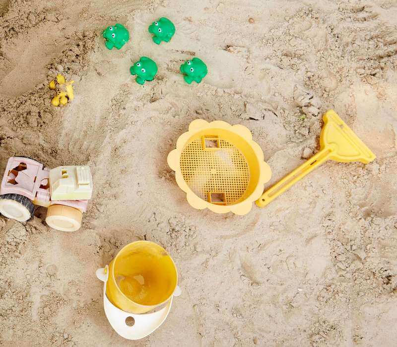 Sandkiste mit Spielzeug