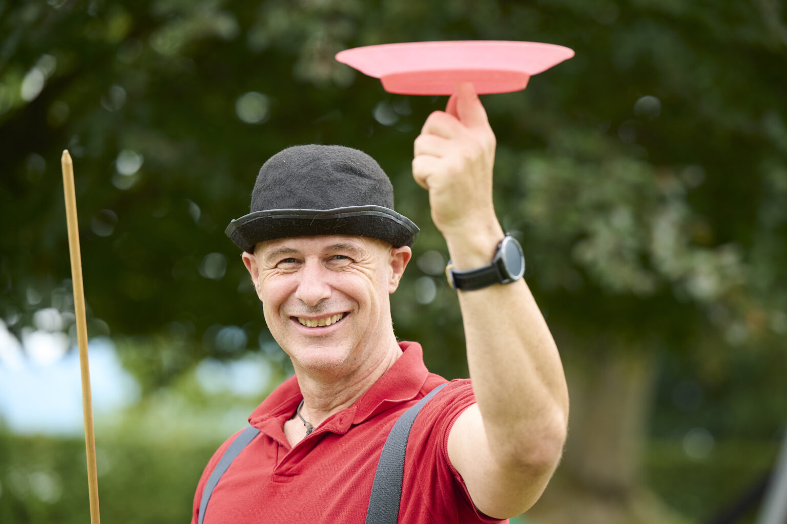 Zauberer führt einen Trick mit Drehscheibe vor