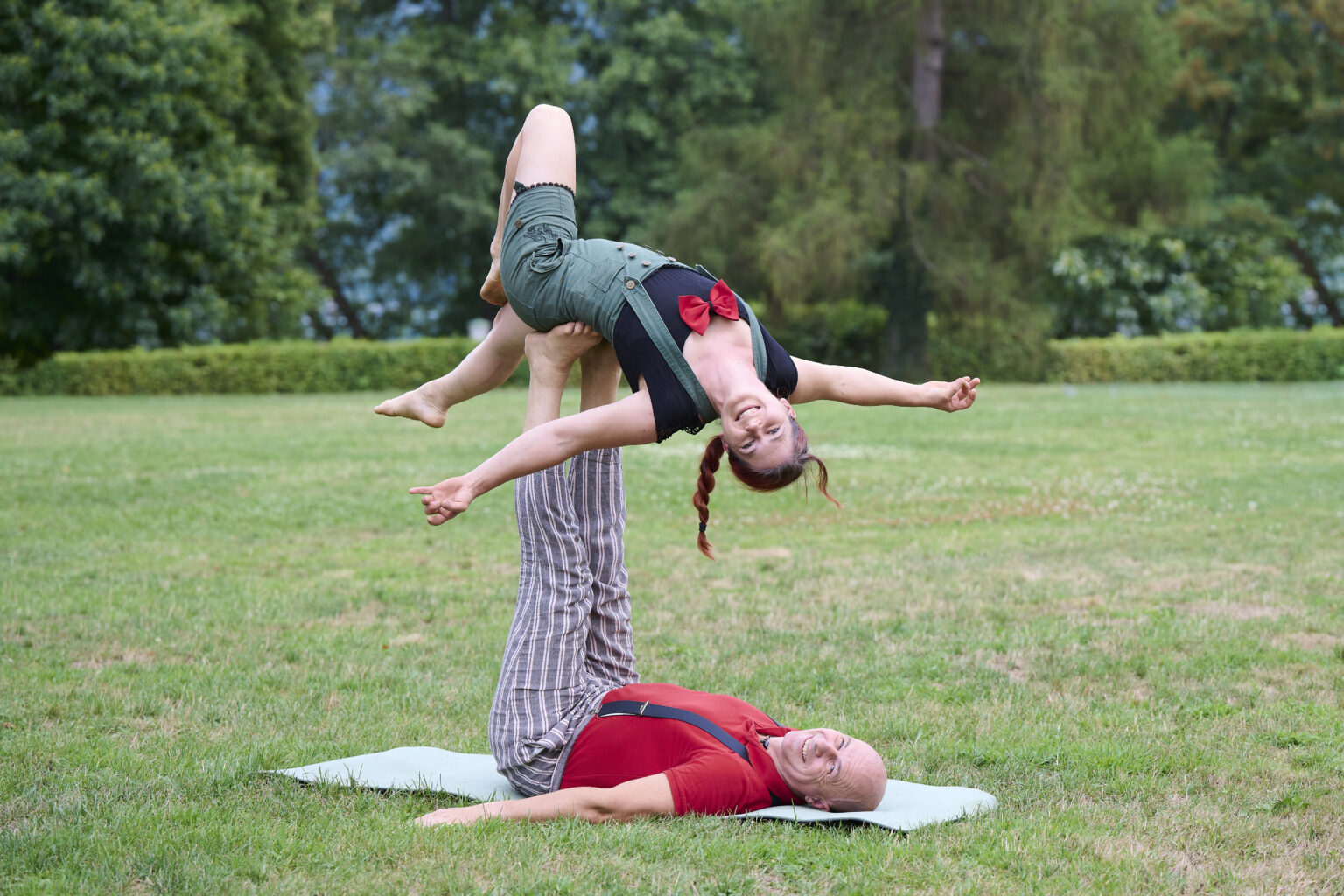 Kinderanimateure bei einer Akrobatik-Vorführung